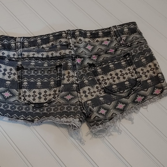 Gray & pink Skull fair isle shorts - Picture 2 of 4